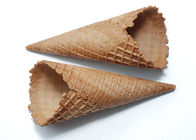 セリウムのアイス クリームは生産のチョコレートによって浸されたワッフルの円錐形円錐Shpeを関連付けました