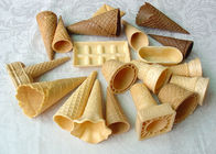 多形によって着色されるアイス クリームの砂糖の円錐形、チョコレート ワッフルの円錐形