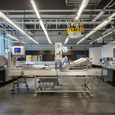 自動コーンスリーブ装置 サービス後のビデオ アイスクリームコーン生産ラインの技術サポート